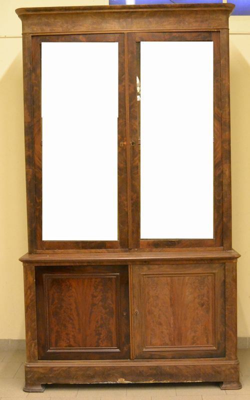 Vetrina, Francia sec. XIX, piuma di mogano a quattro sportelli, due dei quali in vetro, cm 134,5x53x234, difetti