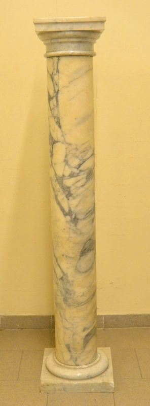 Colonna, sec. XIX, in marmo bianco, cm 163  - Asta Gioielli,  Argenti, Mobili, Oggetti d'arte, Dipinti ed Arte Orientale - Poggio Bracciolini Casa d'Aste