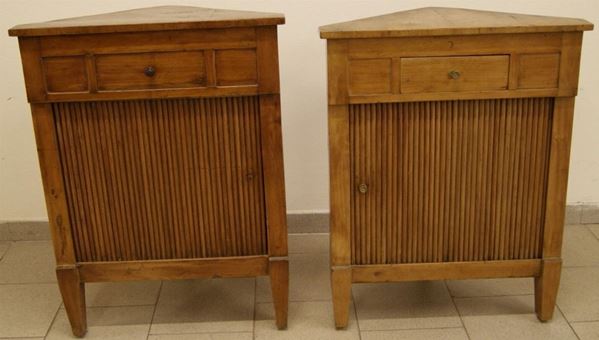 Due angoliere, Toscana, sec. XIX, in ciliegio, a un cassetto e a un'anta scorrevole, gambe troncopiramidali, alt. cm 85 e cm 89 ( 2 )