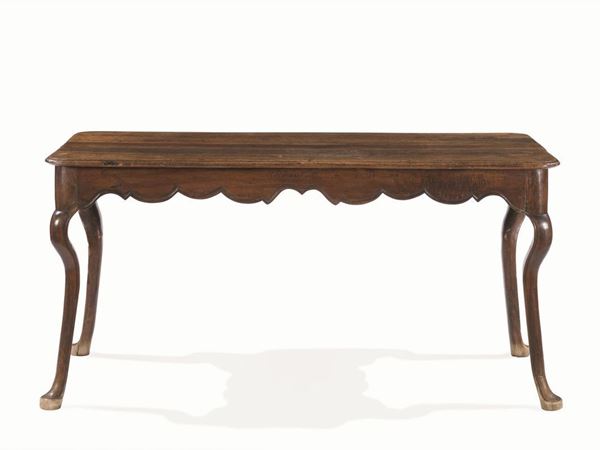 Tavolo, Italia centrale, metÃ  sec. XVIII, in noce a patina scura, piano rettangolare con angoli stondati a becco di civetta, fascia sagomata, gambe sinuose su piedi a zoccolo equino stilizzato, cm 155x76x79, piccoli restauri