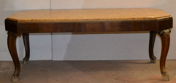 Piccolo tavolo da centro, in noce intagliato, piano ottagonale in marmo broccatello, gambe sinuose, cm 120x56x46