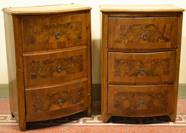 Due comodini in stile veneto del Settecento, in noce e radica, fronte       rispettivamente a tre cassetti e ad uno sportello, cm 53x35x76, costruiti   con materiale antico, alcuni danni (2)