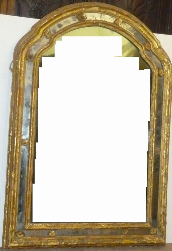 Specchiera, Veneto, metÃ  secolo XVIII, in legno intagliato e dorato a       motivi fitomorfi, cornice sagomata decorata da piccole rosette, cm 112x79,  alcuni danni, specchio sostituito
