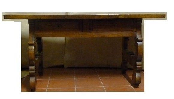 Tavolo, in stile Seicento, in noce a patina scura, piano rettangolare, due  cassetti nella fascia, gambe a lira su piedi a ricciolo stilizzato, cm      155x72x80, costruito con materiale antico