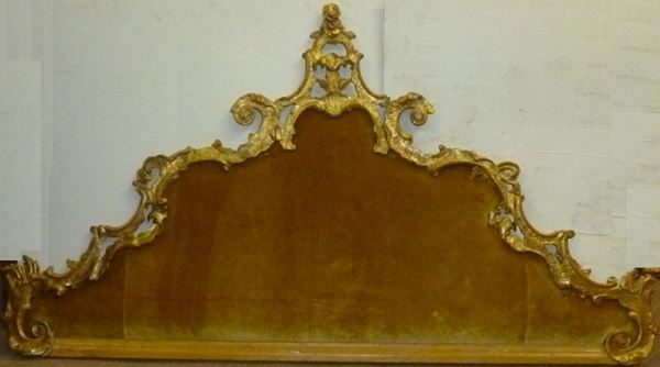 Testiera, Veneto, metÃ  sec, XVIII, in legno intagliato e dorato a motivi    rocaille con volute ricadenti lateralmente, ricoperta in velluto giallo, cm 180x100, cadute e danni