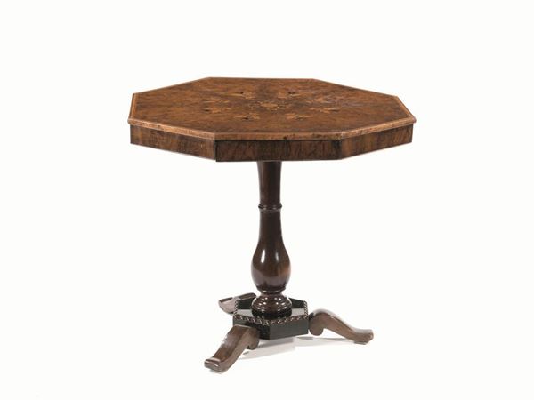 Tavolo, Austria, seconda metÃ  sec. XIX, in radica intarsiata, piano         ottagonale decorato a motivi floreali, fusto a balaustro su tre gambe       mosse, diam. cm 82, alt cm 75