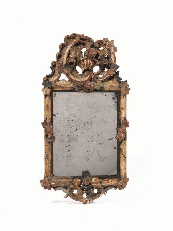 Specchierina, Veneto, seconda metÃ  sec.  XVIII, in legno intagliato e       laccato, sormontata da cimasa di gusto rocaille e decorata con fiori e      frutta, cm 54x27