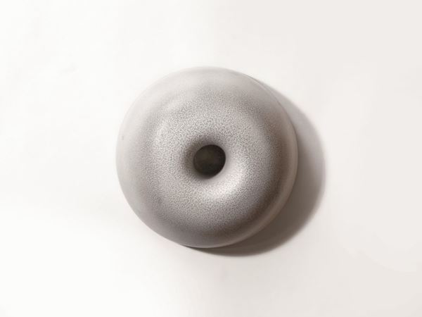 Scultura, manifattura Zauli, in ceramica bianca di forma circolare, diam.   cm 46, firmata e datata 1970