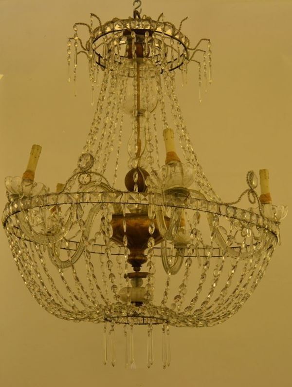 Lumiera a paniera, sec. XIX, in vetro di e metallo dorato ad otto bracci    ricurvi con collane e pendenti in vetro sfaccettato, diam. cm 90 circa