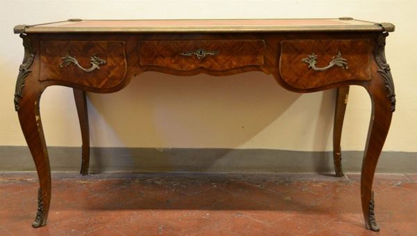 Bureau plat, in stile Luigi XV, intarsiata a marqueterie con applicazioni   in bronzo, fascia a tre cassetti, gambe sinuose, cm 142x73x79