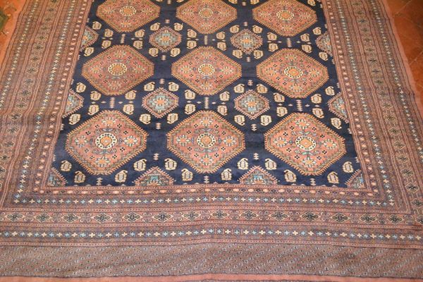 Tappeto orientale, fondo blu scuro con medaglioni ottagonali rosso mattone, cm 357x253