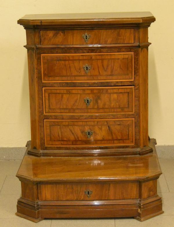 Inginocchiatoio Lombardo, sec. XVIII, in noce e radica di olivo, a cinque cassetti, restauri, cm 72x91x63