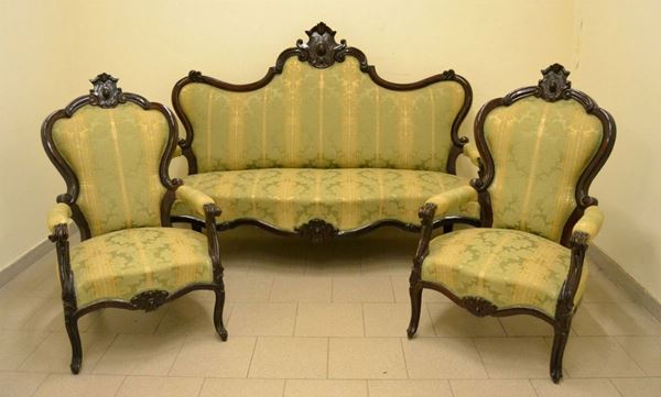 Divano e coppia di poltrone, Luigi Filippo sec. XIX, in mogano intagliato e sagomato, imbottito e ricoperto in stoffa damascata (3)