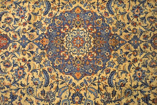 Tappeto persiano Keishan, decorato a motivi floreali con bordura celeste e beige, vecchia manifattura, cm 415x300