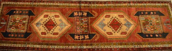 Tappeto persiano Meshkabad, fondo rosso con motivi vegetali naturali a motivi geometrici e fiori stilizzati, con medaglioni multicolori, vecchia manifattura, cm 385x109