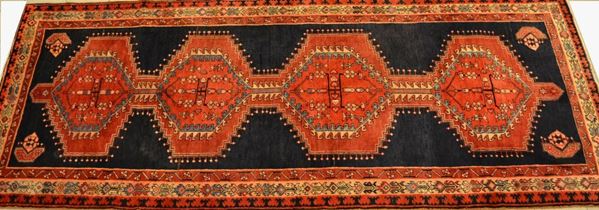 Tappeto persiano Karabak, fondo blu notte a motivo geometrico con medaglioni centrali, colori vegetali, vecchia manifattura, cm 380x156