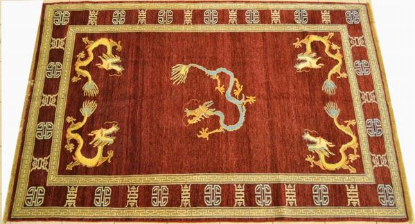 Tappeto cinese Khotan, inizi sec. XX, con decorazioni a draghi e motivi geometrici, cm 235x153