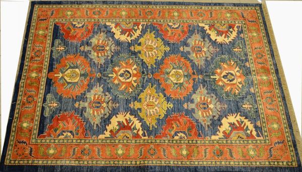 Tappeto Kazak Ghazny, fondo blu a motivo geometrico e fiori stilizzati, bordura color arancio e blu, cm 236x177