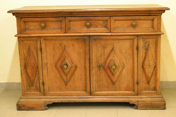 Credenza, Toscana sec. XVIII, in noce a due sportelli e tre cassetti, cm 149x58x100