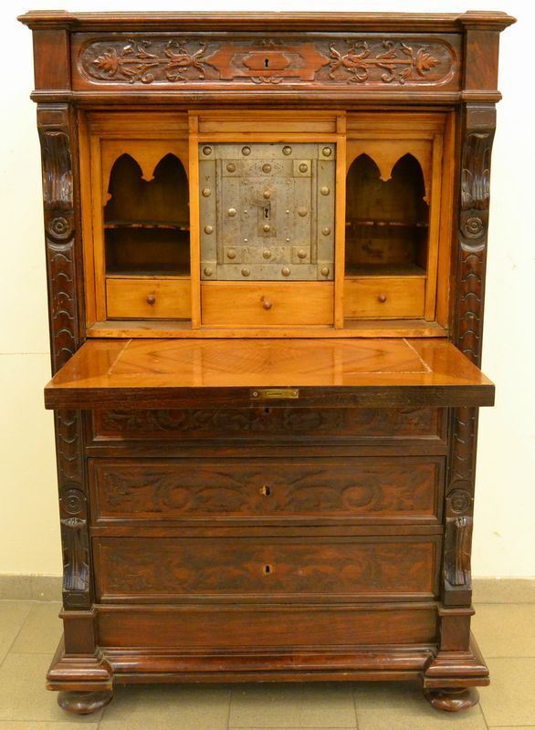 Secretaire, Inghilterra, sec. XIX, in mogano intagliato, a quattro cassetti, sportello a ribalta con internamente cassaforte ( mancante di chiave ), piano in marmo, cm 99x55x156