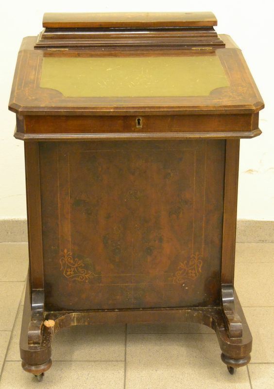 Davemport, Francia sec. XIX, in noce intarsiato, con quattro cassetti laterali e due piani da alzarsi, cm 53x54x80