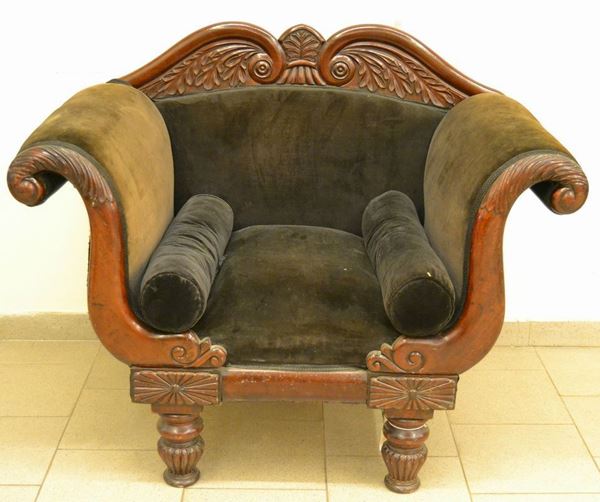Poltrona, Inghilterra sec. XX, in mogano intagliato e sagomato, imbottita e ricoperta in velluto, cm 110x66x90