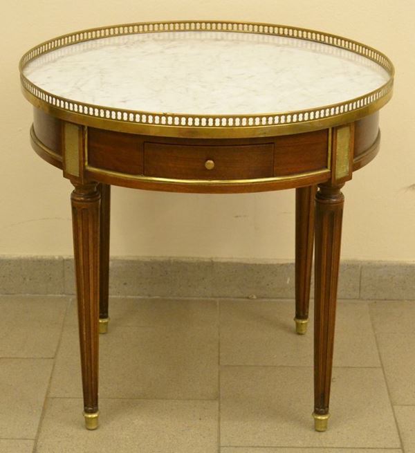 Tavolino tondo, Francia sec. XX, in mogano,con gambe sagomate, piano in marmo e rapporti in metallo dorato, due cassetti, cm 61x58