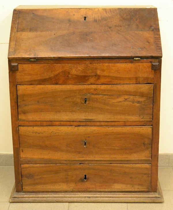Ribalta,Toscana sec. XIX, in noce, a tre cassetti, internamente due cassettini e vani, cm 41x73x95, difetti