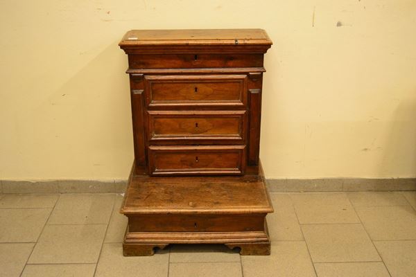 Inginocchiatoio, Toscana sec. XVIII, in noce, a quattro cassetti e piano da alzarsi, cm 51,5x64x86