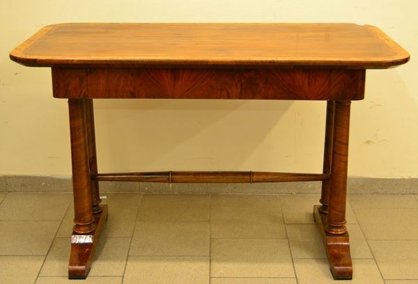 Tavolino, periodo Bidermeier, in radica di noce, con quattro gambe a colonna, cm 126x67x80