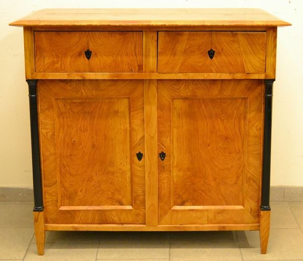 Credenza, periodo Biedermeier, in acero, con colonne laterali ebanizzate, due cassetti e due sportelli, cm 103x54x95   1093-13   200 â‚¬