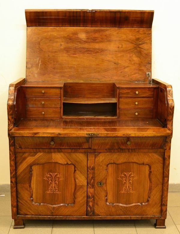 Credenza, periodo Biedermeier, in noce intarsiata, tre sportelli di cui uno a ribalta, due cassetti, cm 109x56x102