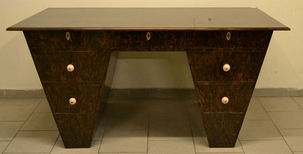 Scrivania decÃ², in radica, con basi a triangolo e sei cassetti, cm 79x159x76
