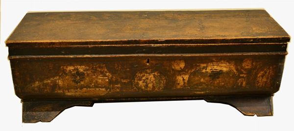 Cassapanca, Toscana sec. XVI, in legno pitturato e bombato, cm 150x45,5x51, danni