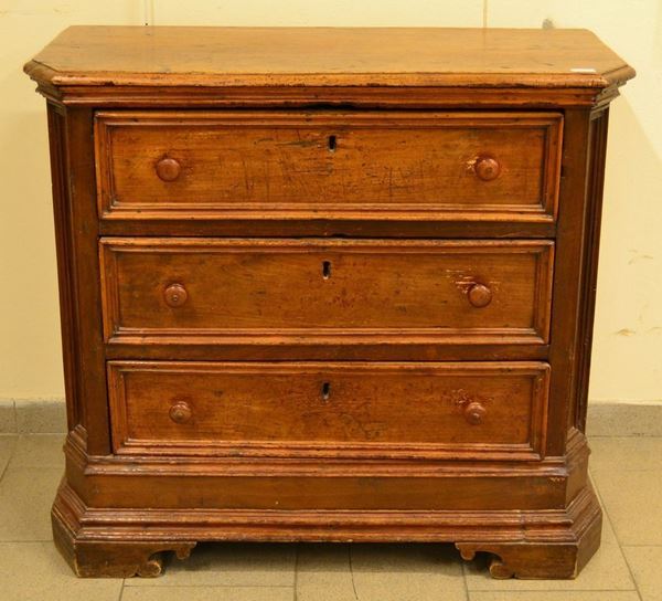 Piccolo cassettone, Toscana sec. XVIII, in pioppo, a tre cassetti, cm 99x46,5x89