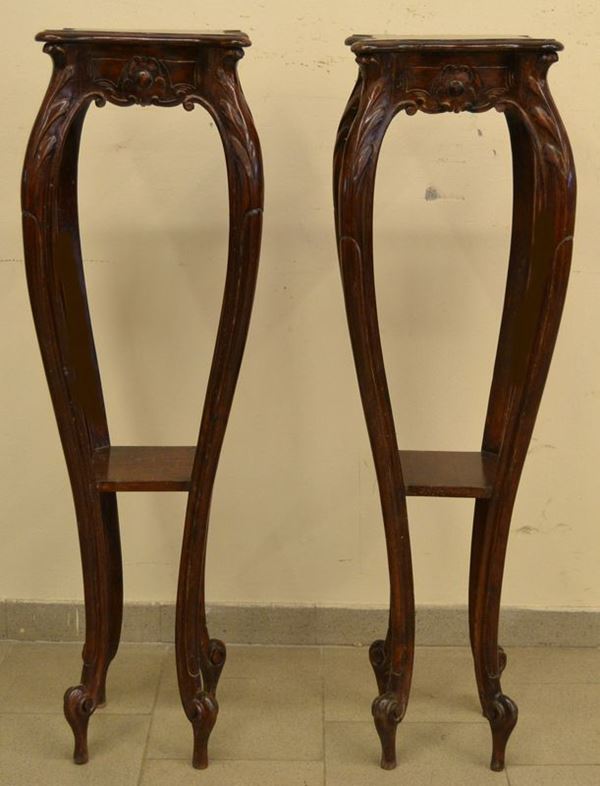 Coppia di portavasi, sec. XX, in mogano intagliato e due piani, sostegni sagomati, cm 31x117 (2)