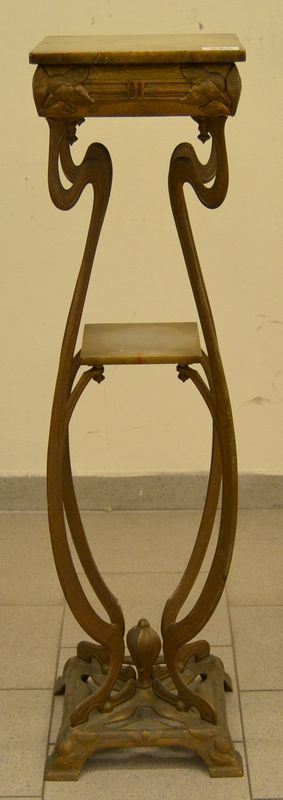 Portavaso, stile liberty, in metallo dorato e decorato con fiori a rilievo, due piani in onice, cm 26x103