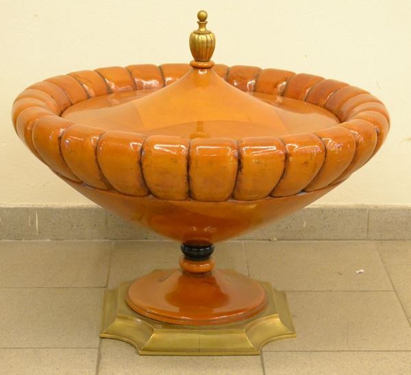 Grande coppa con coperchio di forma circolare, in legno di frutto, base in metallo dorato, cm 70x65
