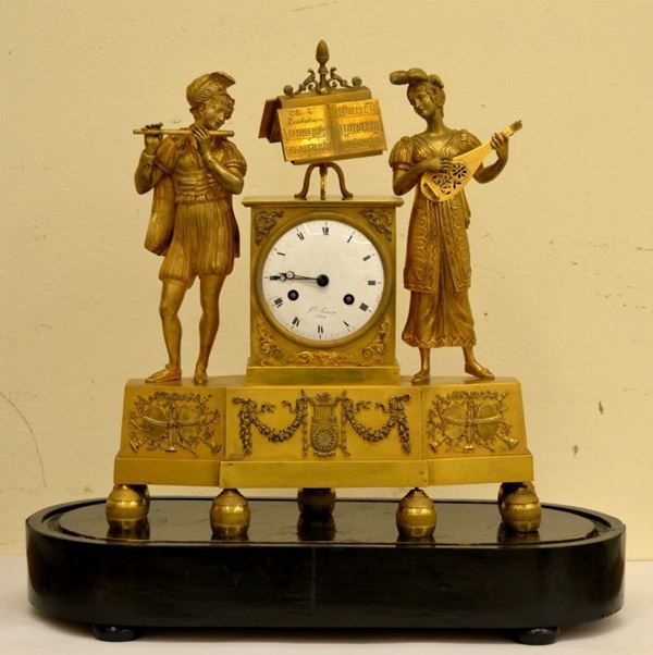Orologio, Impero sec. XIX, in bronzo dorato con suonatori, base in legno e campana di vetro, cm 36x40