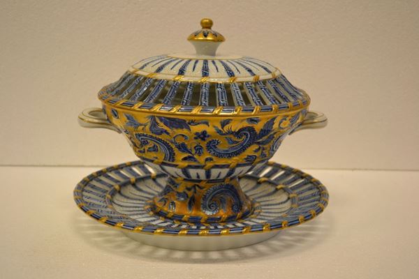 Porta pout pourri, manifattura di Sevres, sec. XX, in porcellana blu-oro    composto di vassoio e coppa ovale con coperchio traforato, lungh. cm 30,    alt. cm 24