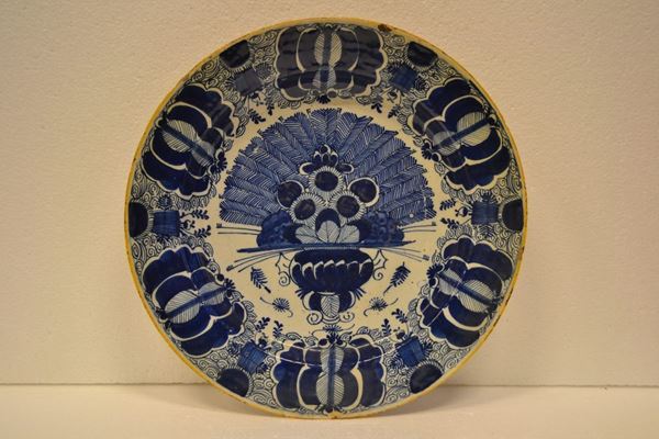 Piatto, Delft, sec. XIX, in ceramica bianco-blu decorata a fiori, diam. cm  35,5, alcuni danni e restauri