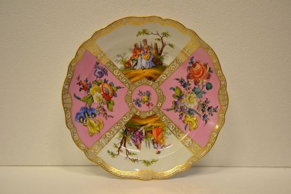 Vassoio tondo, Meissen, sec. XIX, in porcellana decorata a riserve con      fiori e scene galanti, diam. cm 34