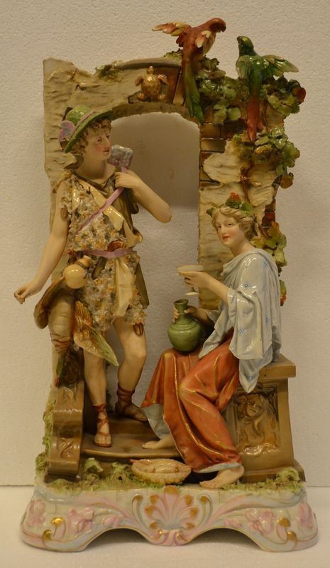 Gruppo, manifattura Royal Dux Bohemia, sec. XX, in porcellana modellata a   rudere con figura femminile e cacciatore, alt. cm 57, danni e restauri