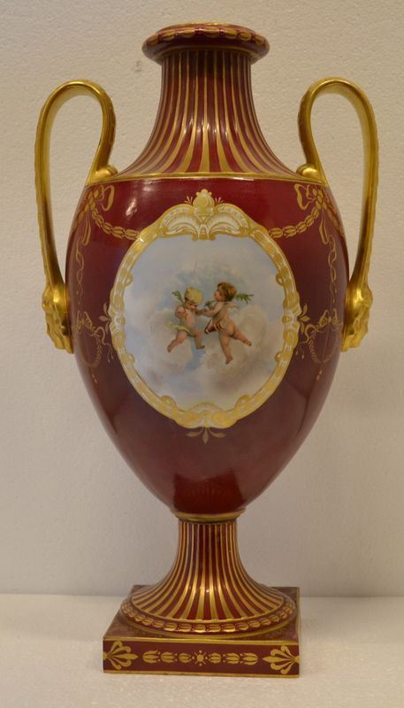 Grande vaso, sec. XIX, in porcellana bianco-oro decorata in porpora con     riserve circolari con putti e scena bucolica in policromia, due anse, alt.  cm 60