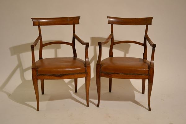 Coppia di poltroncine, Toscana, periodo Direttorio, inizi sec. XIX, in      legno di frutto, spalliera avvolgente, braccioli a giorno su sostegni       mossi, gambe a sciabola (2)