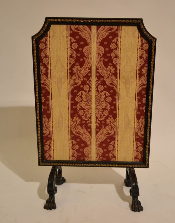 Parascintille, sec. XIX, in legno ebanizzato e decorato da motivo a         tortiglione in oro, gambe a volute su piedi a zampa ferina, alt. cm 99