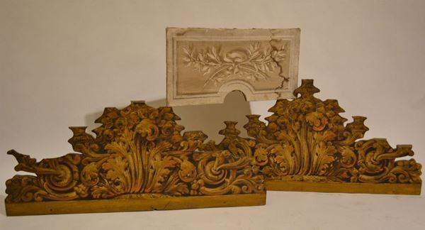 Coppia di sovrapporte in legno scartellato,                           decoro monocromo giallo, Italia centrale, inizi                             sec. XVIII; altro sovrapporta Luigi XVI, decoro                             grisaille, 1780 circa (3)