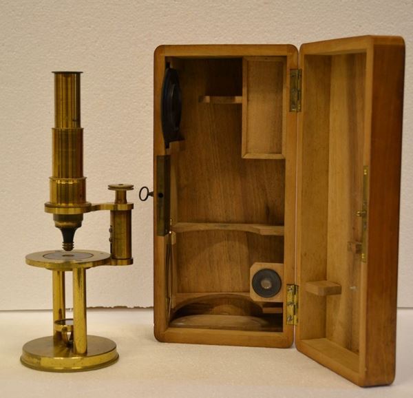 Microscopio, sec. XX, in ottone entro scatola in noce  - Asta Gioielli,  Argenti, Mobili, Oggetti d'arte, Dipinti ed Arte Orientale - Poggio Bracciolini Casa d'Aste