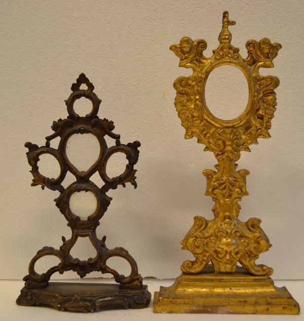 Due porta reliquie, fine sec. XVIII, in legno intagliato ed in parte        dorato, cm 33 e cm 41, alcuni danni (2)