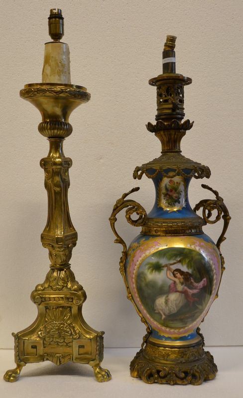 Lume da tavolo a petrolio, Francia. sec. XIX, in porcellana turchese        decorato a fiori e figura femminile entro paesaggio, montatura in metallo   dorato, riadattata ad elettricitÃ  alt. cm 62 ed un porta cero in metallo    dorato su base tripode, alt. cm 67 (2)